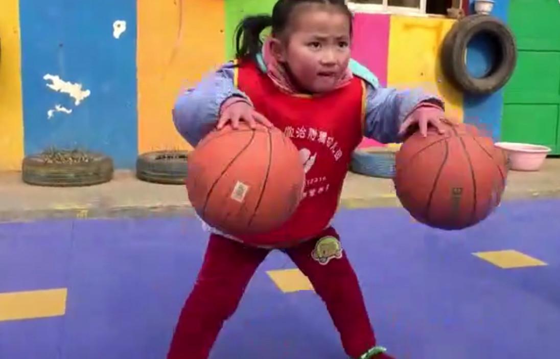 开yun体育app官方下载入口 幼儿园花样篮球操视频遭网友膜拜，两岁半萌娃就能双手控球