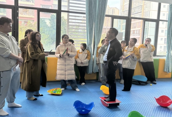 KL感统技术培训_感统训练单腿椅_脑瘫儿童感统干预