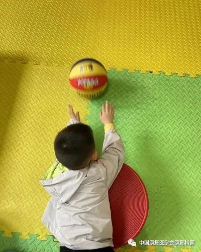 感觉统合训练方法_儿童感觉统合游戏大全_感统训练单腿椅