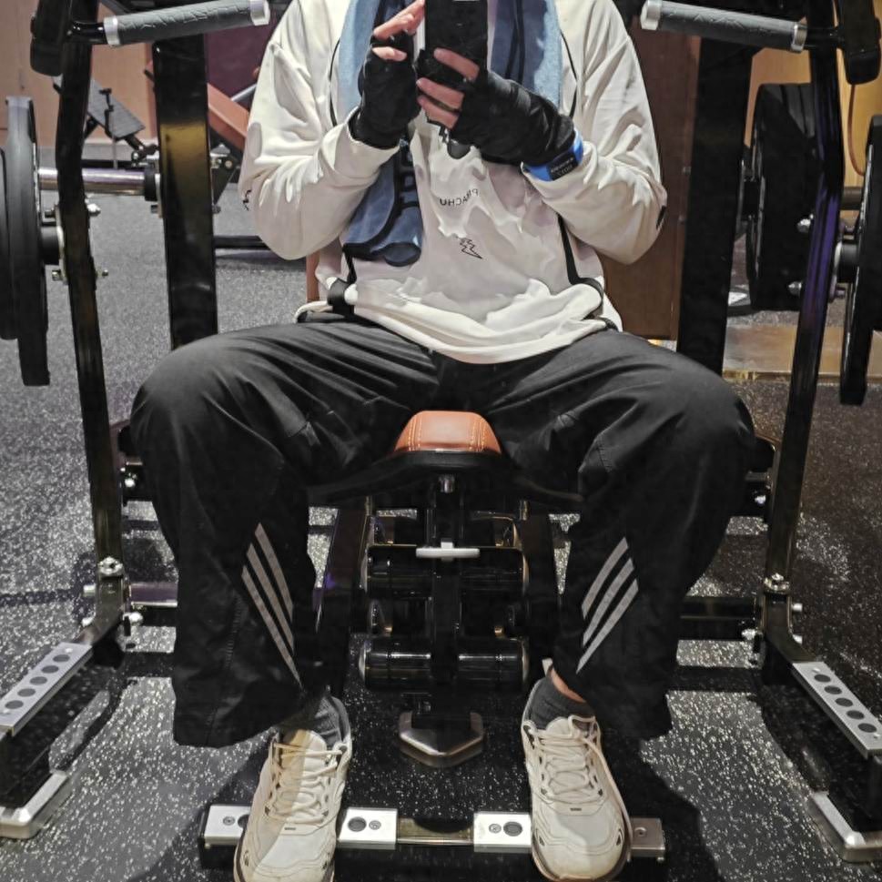 健身小白如何在家锻炼_健身房办卡避坑指南_健身手套要贴紧还是松