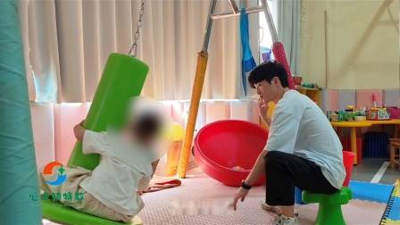 武汉儿童康复感统训练小游戏:竖抱筒丢小球,激活孩子前庭觉,强化手眼协调能力,发展前庭及本体觉,培养专注力-自闭症康复机构-特殊儿童康复中心-心之初