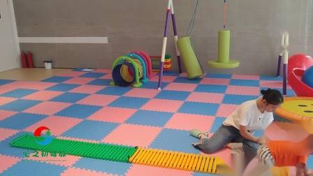 家庭亲子感统训练小游戏:爬平衡步道-目标:刺激前庭觉及触觉,锻炼四肢协调能力及身体灵活性-来源:心之初特殊教育学校(武汉阳逻校区)宝蕊湾特殊儿童康复中心-感统部