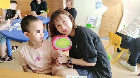 武汉自闭症康复机构:心之初特殊教育学校与武汉文旅集团风貌公司下属安坻酒店的志愿者同事们携手,于近日为特殊儿童们带来了一场特别的“微笑公益日”活动