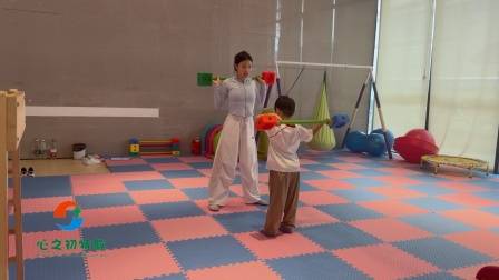 武汉特殊儿童康复中心感统训练小游戏:我是大力士(举重练习)锻炼幼儿全身肌肉发育及手部力量的提升,过肩动作时也能锻炼孩子肩背的舒展促进孩子生长发育