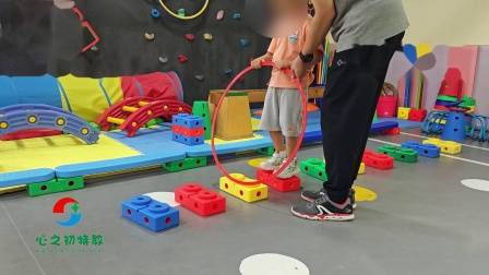 武汉儿童感统训练课题手脚交替运圈组合演示-此课题主要训练孩子的身体平衡、动作模仿、注意力集中、手脚协调等方面-加强前庭平衡控制、手眼协调及大小肌肉控制