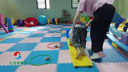 武汉自闭症康复机构心之初特殊教育学校感统部郑老师为您介绍儿童感统训练游戏:小猴子摘水果。此游戏可以训练孩子四肢耐力,手脚协调能力和触觉等