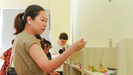 在特殊儿童家长团体沙盘活动,心之初特殊教育学校让家长们体验团队的能量和分享的快乐。每一句分享,每一次感悟,都让爱与力量在彼此的心灵间传递和流淌