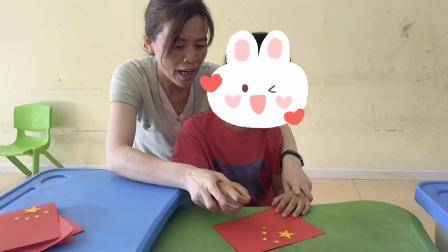 特殊儿童学校的孩子们祝祖国母亲生日快乐!我们爱您-视频来源:武汉心之初特殊教育学校托管B班孩子们