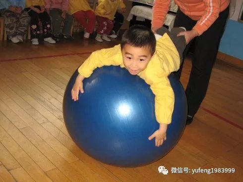 家庭感觉统合训练范例_感统训练单腿椅_互动式投篮训练