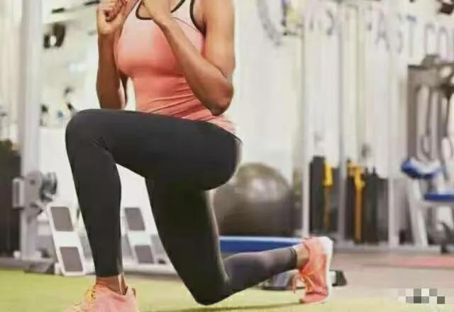 弓箭步训练效果_股四头肌训练椅_弓箭步锻炼方法