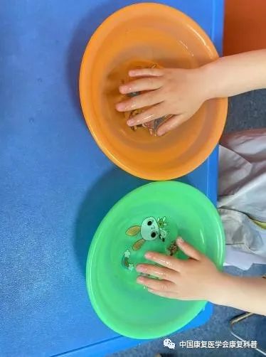 感觉统合训练小游戏_感统训练单腿椅_家庭感觉统合游戏