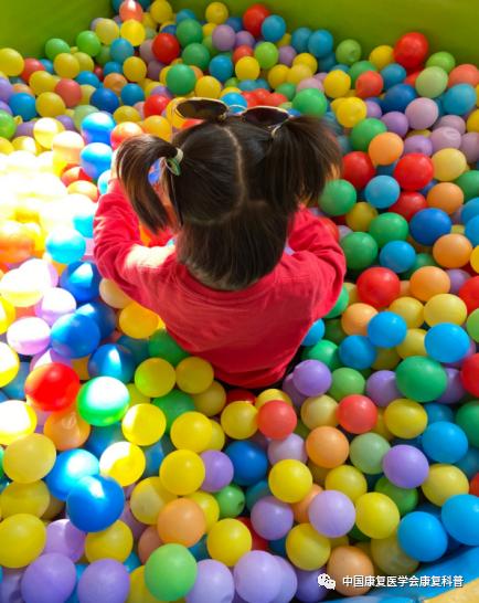 感统训练单腿椅_感觉统合训练小游戏_家庭感觉统合游戏