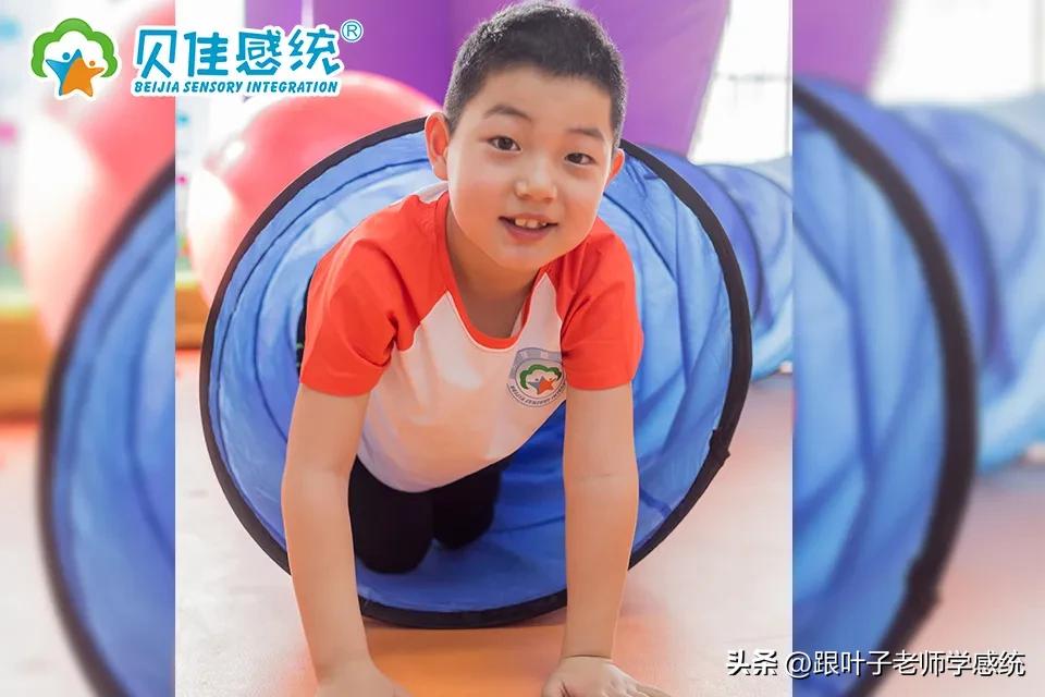 感统训练单腿椅_椅子体能训练_感统课独脚凳的目的