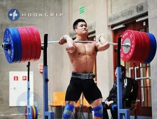 股四头肌训练椅_颈前深蹲训练教程_深蹲锻炼股四头肌