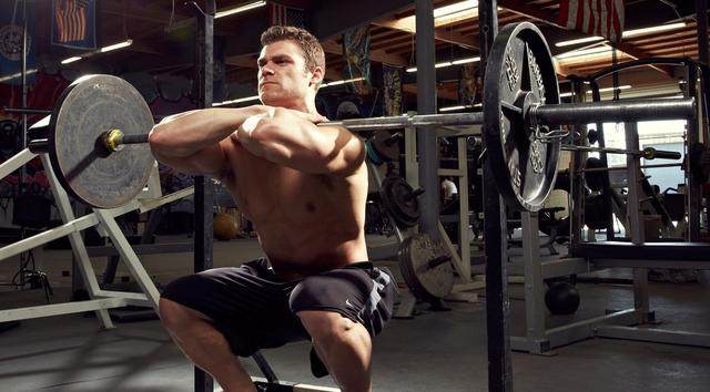 颈前深蹲训练教程_股四头肌训练椅_深蹲锻炼股四头肌