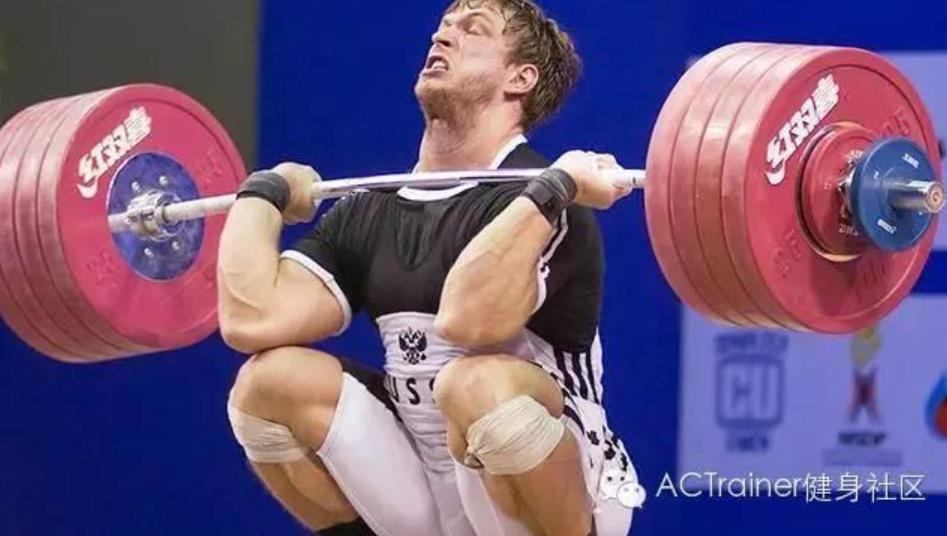 深蹲锻炼股四头肌_颈前深蹲训练教程_股四头肌训练椅