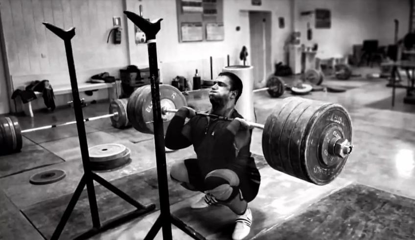 颈前深蹲训练教程_深蹲锻炼股四头肌_股四头肌训练椅