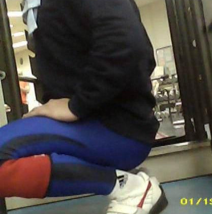 颈前深蹲训练教程_股四头肌训练椅_深蹲锻炼股四头肌