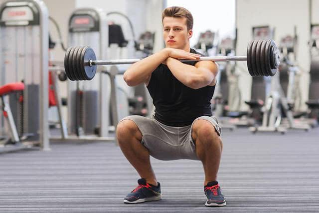 股四头肌训练椅_颈前深蹲训练教程_深蹲锻炼股四头肌