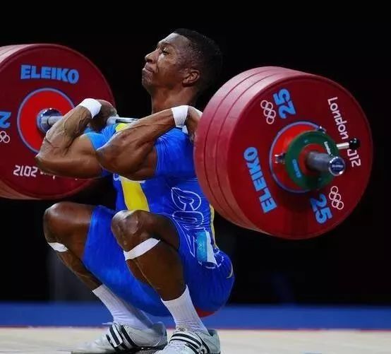 颈前深蹲训练教程_深蹲锻炼股四头肌_股四头肌训练椅