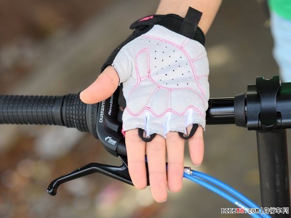 健身手套的作用_骑行手套防滑透气保护手掌腕关节_骑行手套缓解腕关节压迫