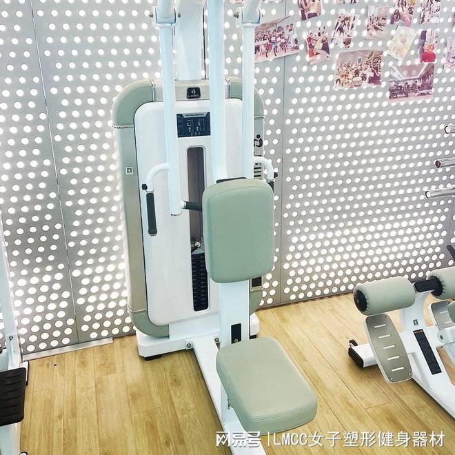 蝴蝶式训练器动作原理_蝴蝶式训练器锻炼效果_综合训练器效果