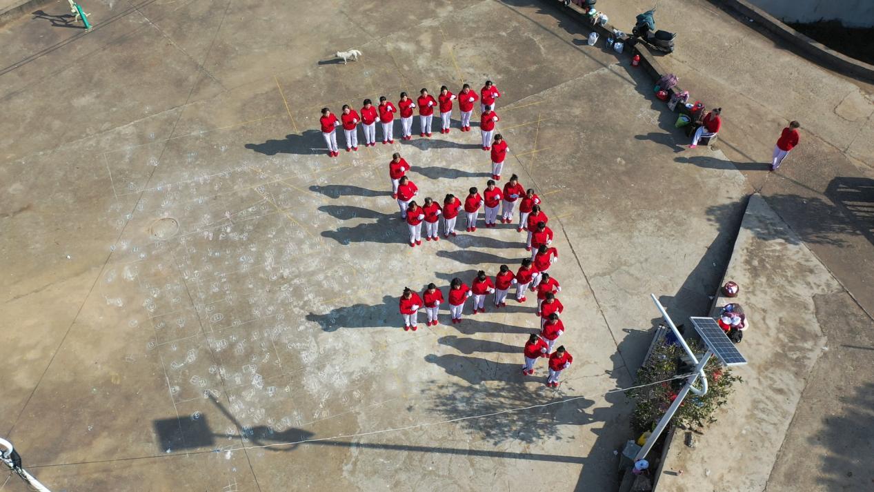 老年广场舞队创意队形_腊八节广场舞_广场舞拜新年扇子舞