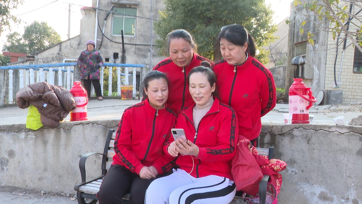 腊八节广场舞_广场舞拜新年扇子舞_老年广场舞队创意队形