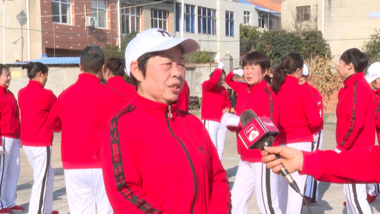 老年广场舞队创意队形_广场舞拜新年扇子舞_腊八节广场舞