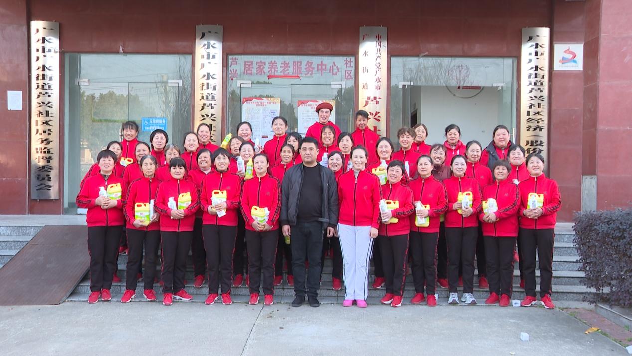 老年广场舞队创意队形_腊八节广场舞_广场舞拜新年扇子舞